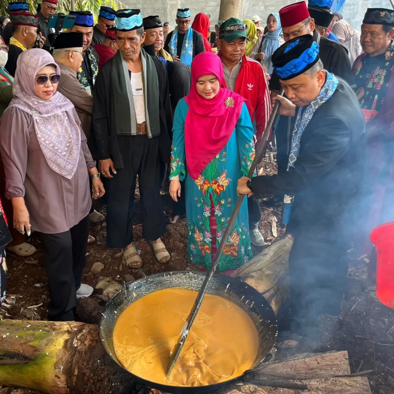 Aduk Dodol di Lebaran Depok 2025, Supian Suri Larut dalam Nostalgia