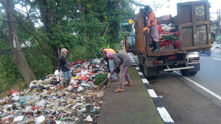Gerak Cepat, Pemkab Bogor Bersihkan Sampah Liar di Sukaraja