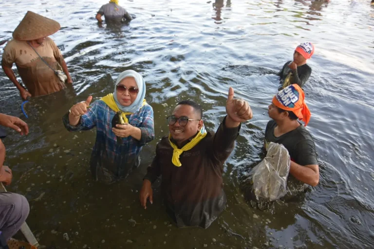Tangkap Ikan Dengan Tangan Kosong, Tiga Legislator Depok Terjun Langsung ke Empang