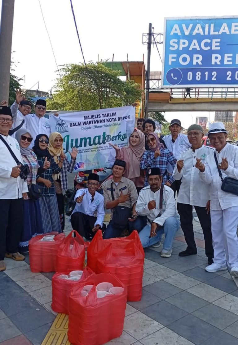 Gelar Jum'at Berkah MT Balwan Bagikan Nasi Box di Margonda Raya