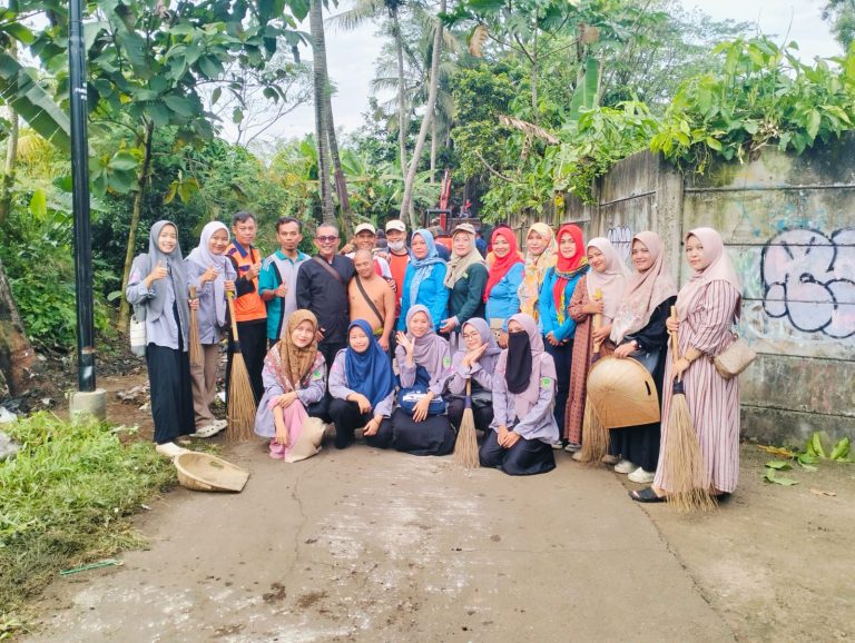 Pemdes Parigi Mekar Gelar Aksi Bersih-Bersih Lingkungan di Kampung Dukuh