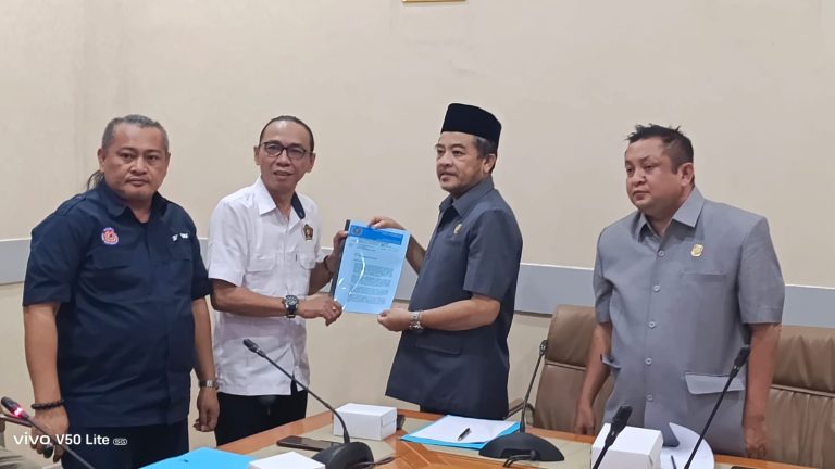 Bupati Lucky Hakim Ngotot Kosongkan Gedung Pinjaman