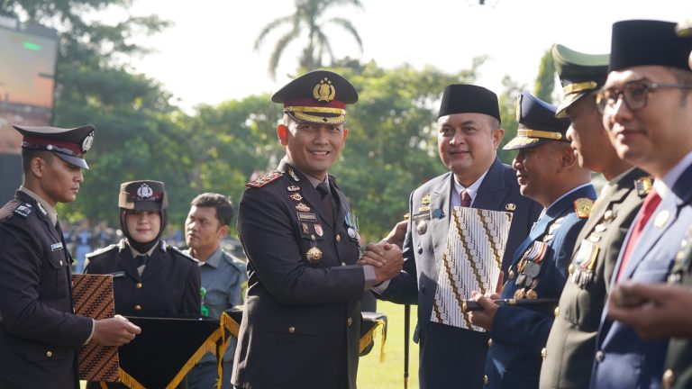 Rudy Susmanto Raih Penghargaan Di HUT Bhayangkara ke-79