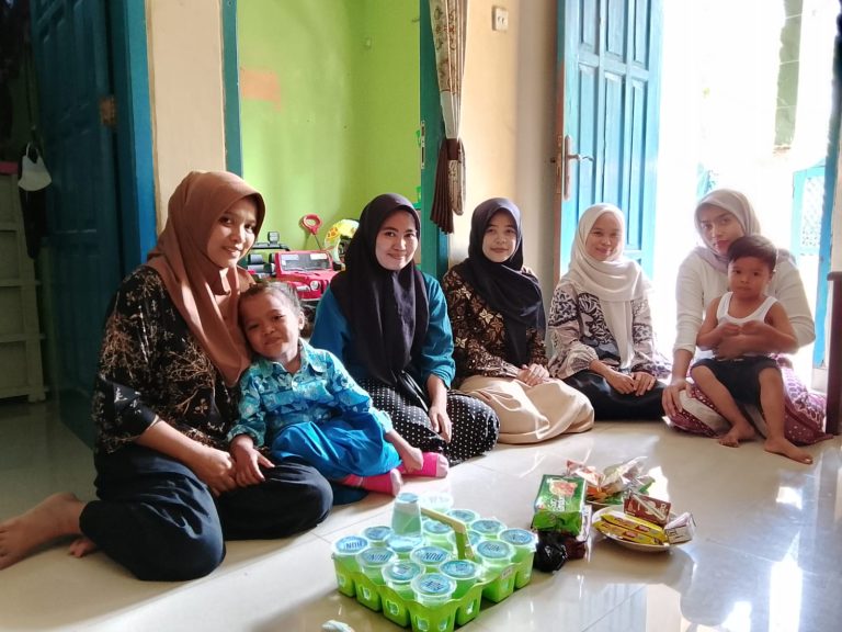Bentuk Karakter Peduli Sosial, Guru Paud Zidna Ilma Jenguk Siswa yang Sakit