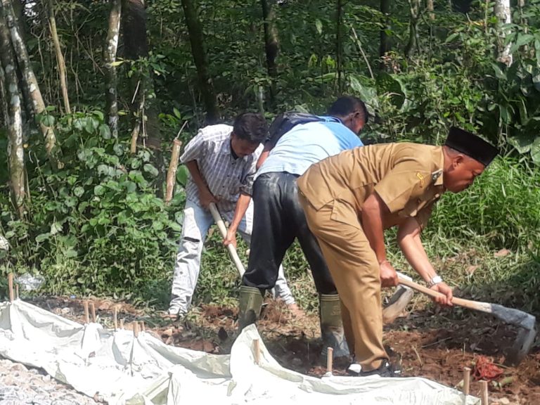 Kades Ikut Kerja Berbaur Dengan Warga