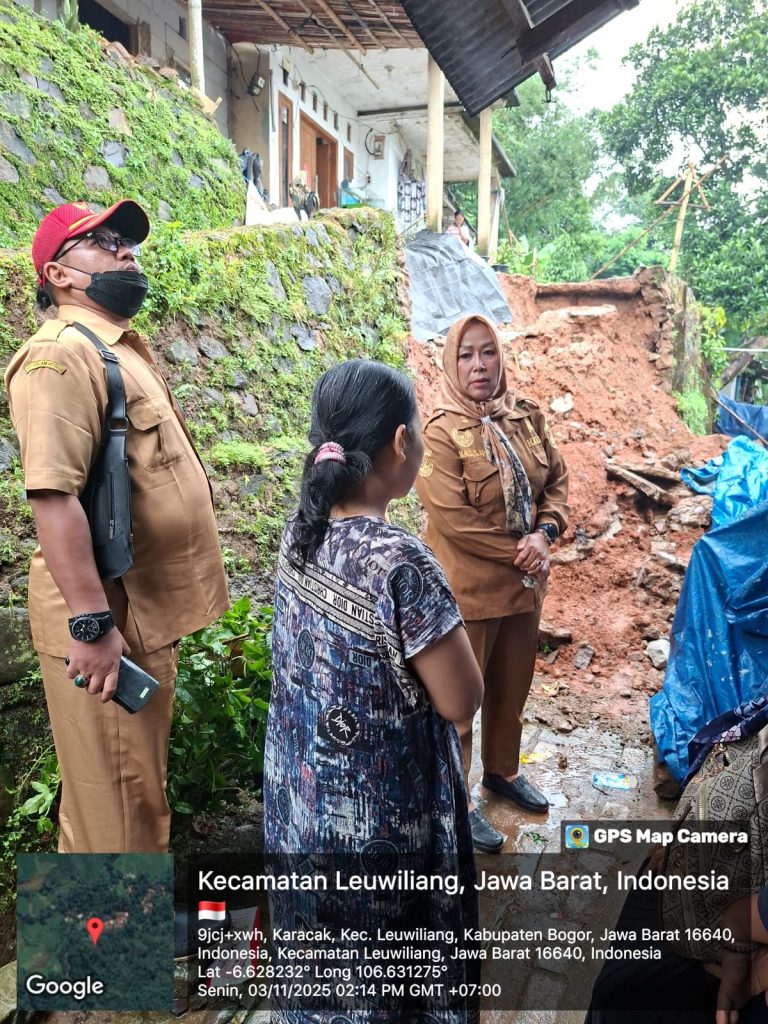 Kades Karacak H. Onas Hestiani Tinjau Lokasi Longsor