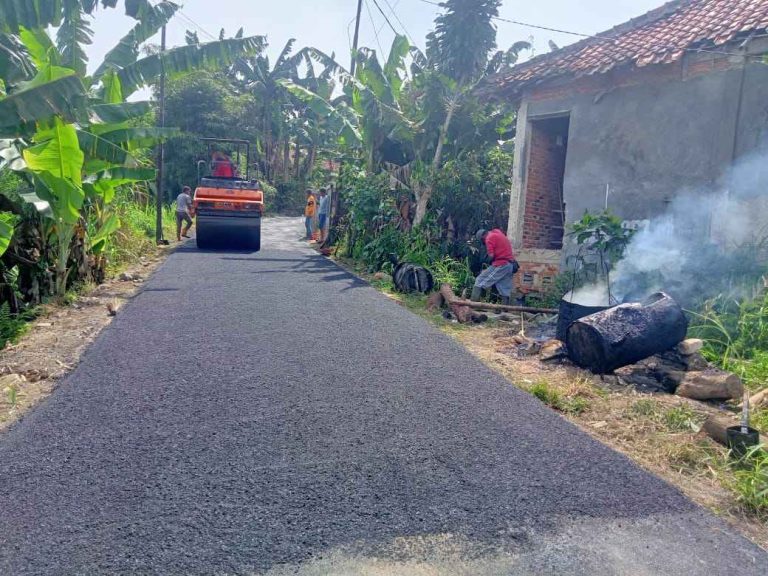 Pembangunan Jalan Hotmix di Desa Gunung Menyan_11zon