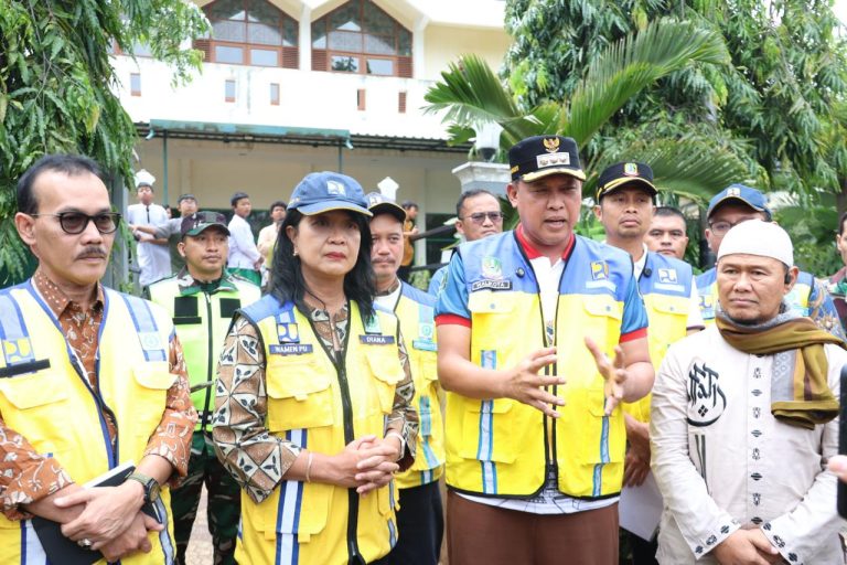 Wali Kota Bekasi dan Wakil Menteri PU Tinjau Lokasi Banjir