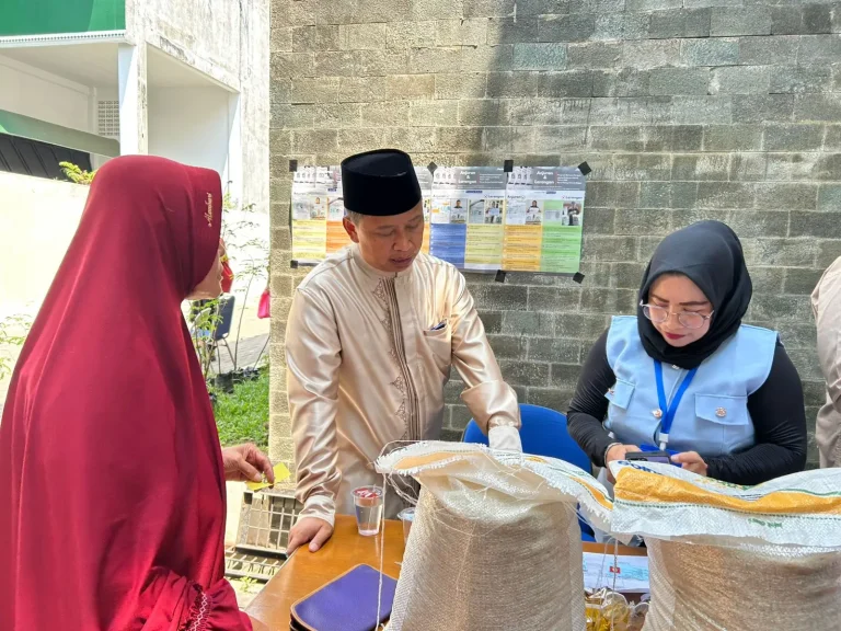 Tinjau Penyaluran Bansos PKH di Kelurahan Depok Jaya